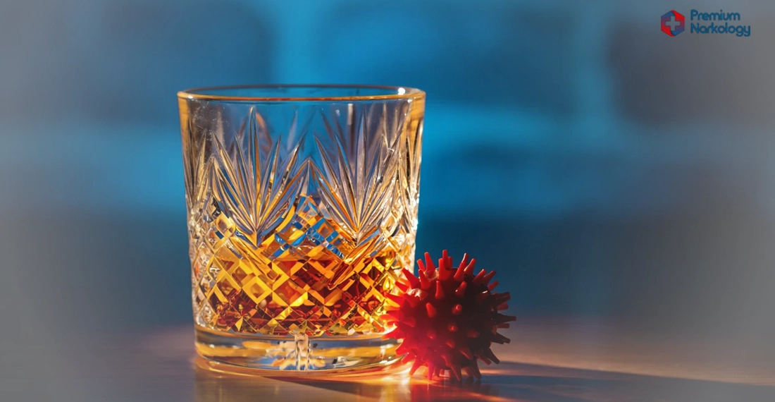 стакан виски и модель вируса